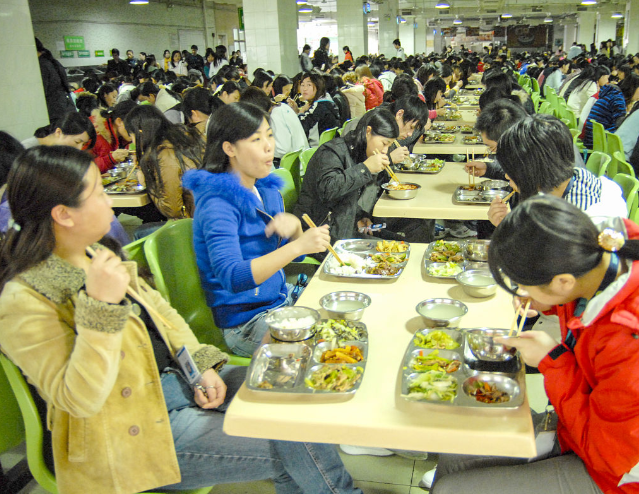 簇新途上标注着对应班级学生下车后便可沿着专属通道直达学校