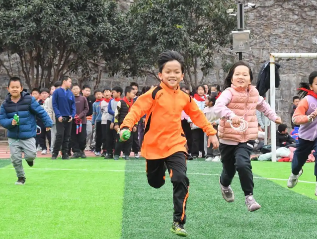 鼓舞校园充分利用校园周边公园绿地时时可及的校内微运动场